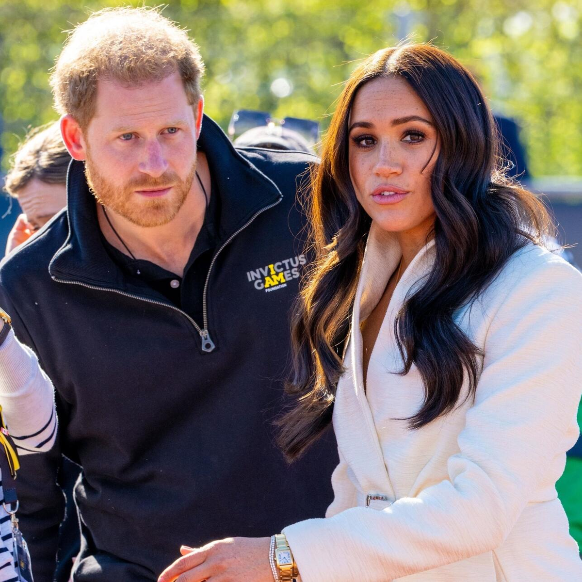 На сей раз - с канадским телеканалом CBC.  Мне вот интересно, удобно ли герцогу и герцогине Сассекским вечно на пороге стоять? Дует ведь...-3 На сей раз - с канадским телеканалом CBC.  Мне вот интересно, удобно ли герцогу и герцогине Сассекским вечно на пороге стоять? Дует ведь...-3