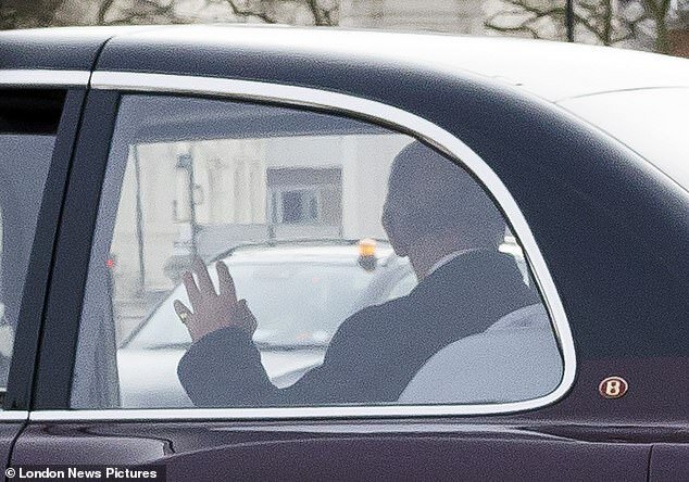 Король покидает Виндзор перед самым началом службы в часовне Святого Георгия, 27 февраля 2024 года Король покидает Виндзор перед самым началом службы в часовне Святого Георгия, 27 февраля 2024 года