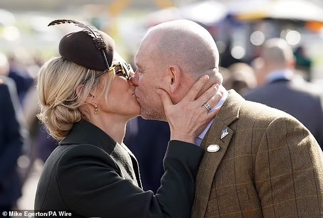 Зара и Майк вновь дали повод для улыбок, поцеловавшись на публике в заключительный день Челтнемского фестиваля.   Это уже у них стало традицией.  Вместе с ними была на фестивале и принцесса Анна.