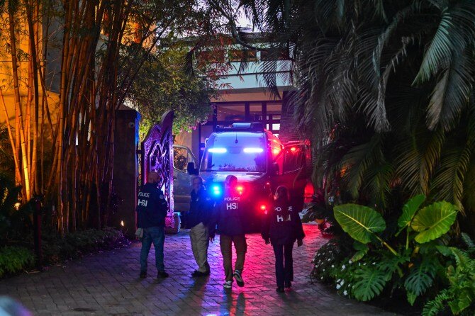 Агенты Министерства внутренней безопасности США совершили обыск в особняках в Лос-Анджелесе и Майами, предположительно принадлежащих рэперу. 
