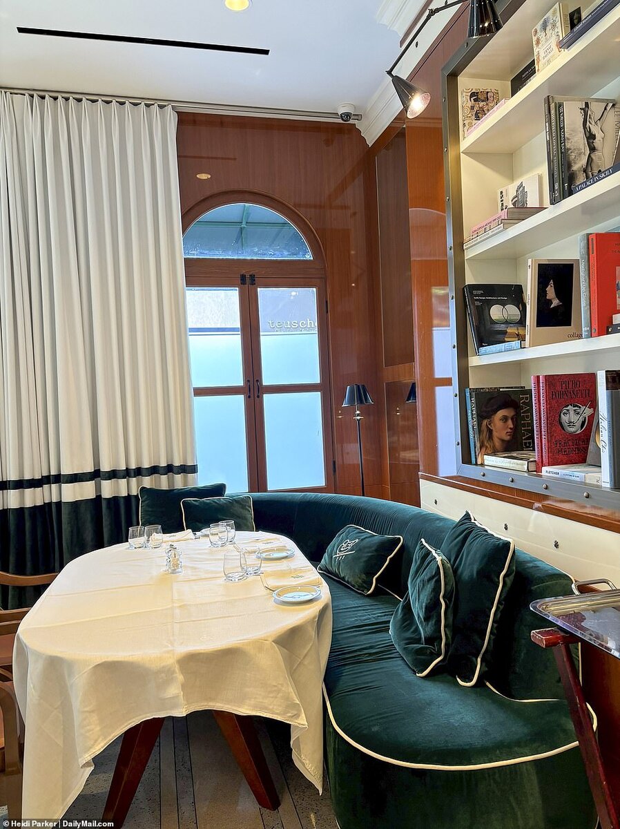 Двадцать второго февраля Меган Маркл сфотографировали выходящей из ныне очень модного и очень дорого ресторана Cipriani, расположенного в Беверли Хиллз.-12