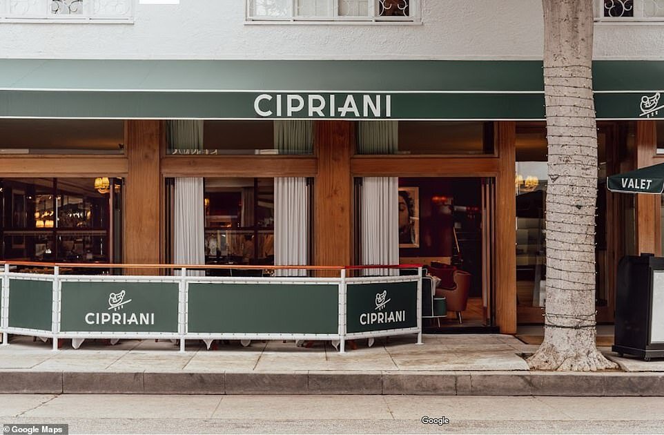 Двадцать второго февраля Меган Маркл сфотографировали выходящей из ныне очень модного и очень дорого ресторана Cipriani, расположенного в Беверли Хиллз.-5