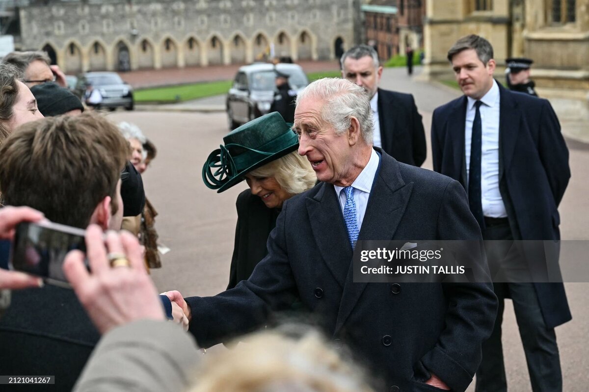 Король Чарльз неожиданно для всех решил пообщаться с публикой, пришедшей поприветствовать королевскую семью.  Он протягивал всем руку, здоровался с людьми, благодарил за хорошие пожелания.-2