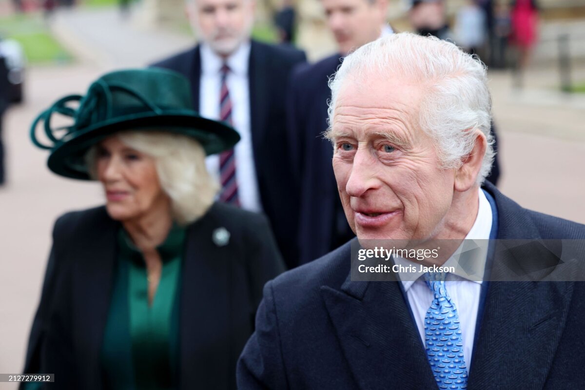 Король Чарльз неожиданно для всех решил пообщаться с публикой, пришедшей поприветствовать королевскую семью.  Он протягивал всем руку, здоровался с людьми, благодарил за хорошие пожелания.-3