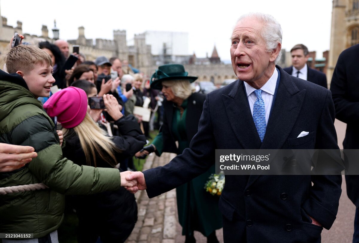 Король Чарльз неожиданно для всех решил пообщаться с публикой, пришедшей поприветствовать королевскую семью.  Он протягивал всем руку, здоровался с людьми, благодарил за хорошие пожелания.-4