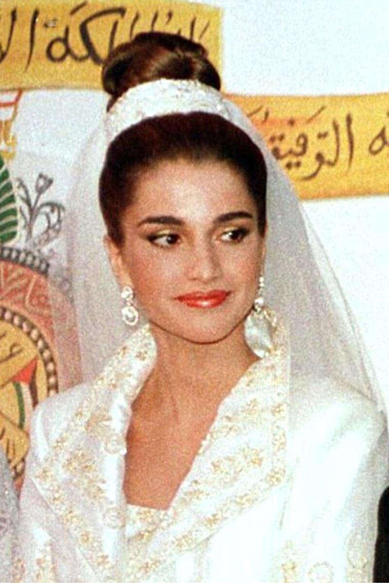   Королева Рания, несомненно, является одной из самых модных королевских особ в мире. Иорданская королева редко ошибается в выборе одежды или стиля. Но всегда ли она была такой стильной?-3
