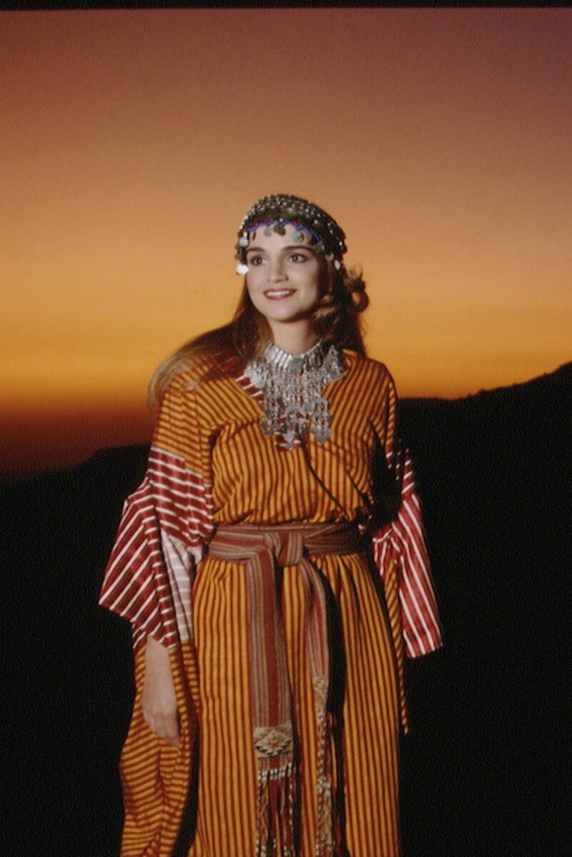   Королева Рания, несомненно, является одной из самых модных королевских особ в мире. Иорданская королева редко ошибается в выборе одежды или стиля. Но всегда ли она была такой стильной?-5