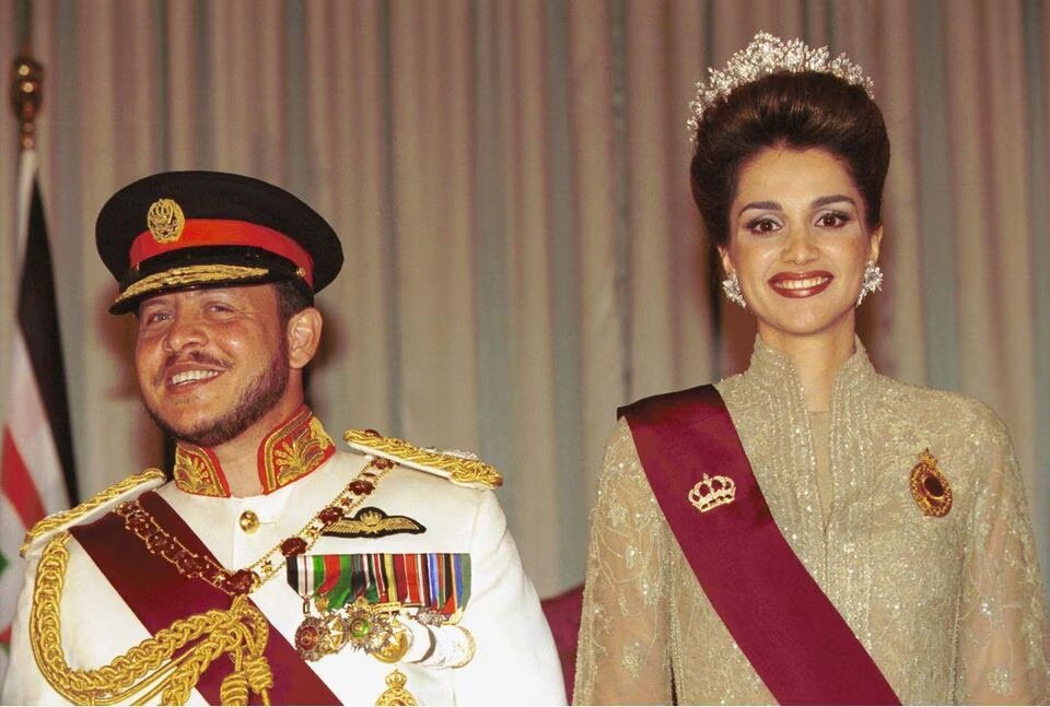   Королева Рания, несомненно, является одной из самых модных королевских особ в мире. Иорданская королева редко ошибается в выборе одежды или стиля. Но всегда ли она была такой стильной?-6