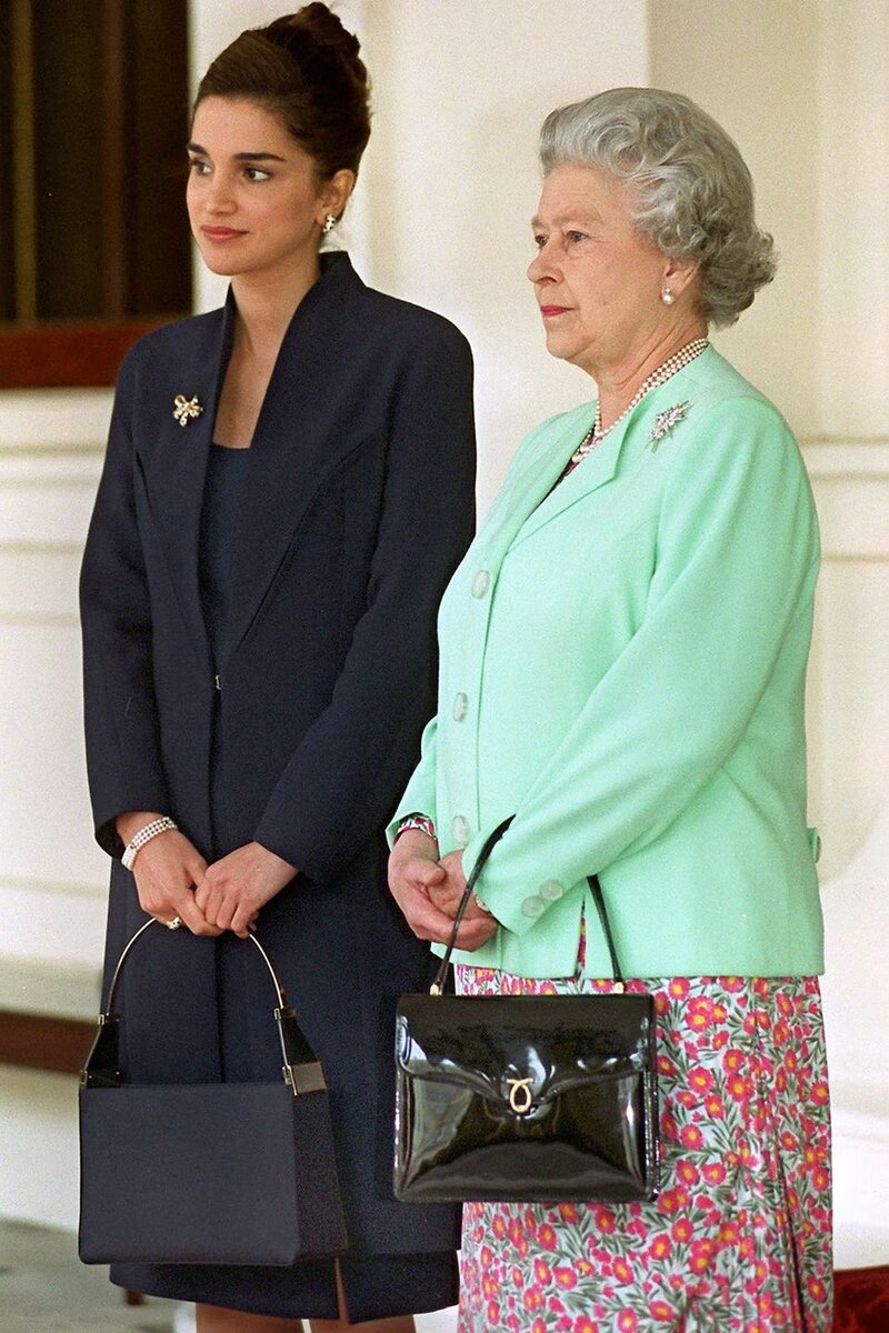   Королева Рания, несомненно, является одной из самых модных королевских особ в мире. Иорданская королева редко ошибается в выборе одежды или стиля. Но всегда ли она была такой стильной?-7