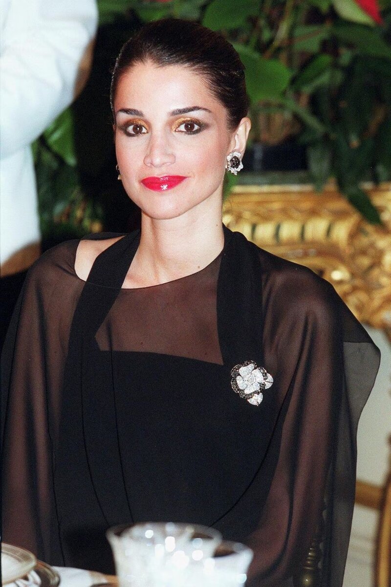   Королева Рания, несомненно, является одной из самых модных королевских особ в мире. Иорданская королева редко ошибается в выборе одежды или стиля. Но всегда ли она была такой стильной?-8
