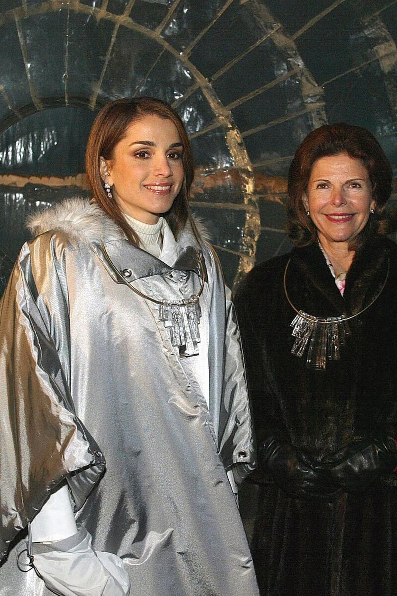   Королева Рания, несомненно, является одной из самых модных королевских особ в мире. Иорданская королева редко ошибается в выборе одежды или стиля. Но всегда ли она была такой стильной?-13