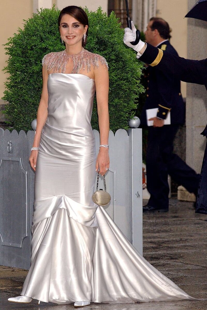   Королева Рания, несомненно, является одной из самых модных королевских особ в мире. Иорданская королева редко ошибается в выборе одежды или стиля. Но всегда ли она была такой стильной?-14