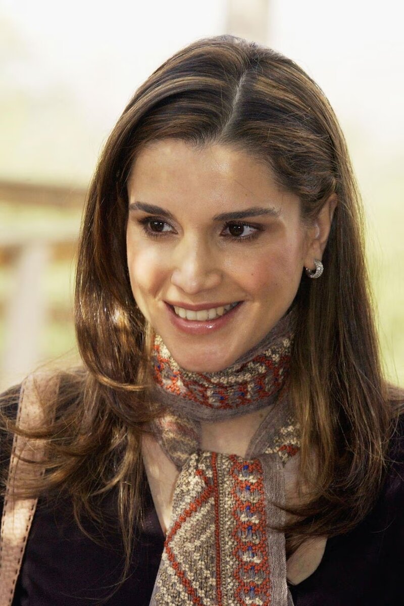   Королева Рания, несомненно, является одной из самых модных королевских особ в мире. Иорданская королева редко ошибается в выборе одежды или стиля. Но всегда ли она была такой стильной?-15
