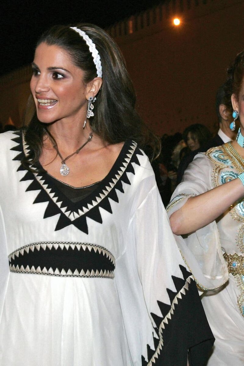   Королева Рания, несомненно, является одной из самых модных королевских особ в мире. Иорданская королева редко ошибается в выборе одежды или стиля. Но всегда ли она была такой стильной?-20