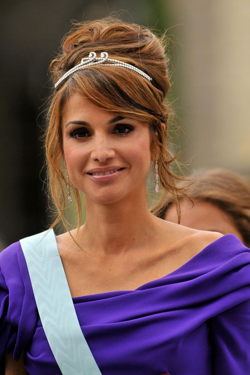   Королева Рания, несомненно, является одной из самых модных королевских особ в мире. Иорданская королева редко ошибается в выборе одежды или стиля. Но всегда ли она была такой стильной?-23