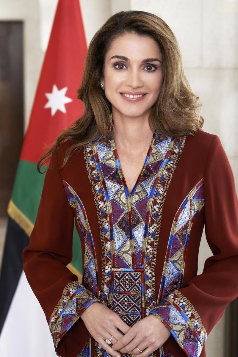   Королева Рания, несомненно, является одной из самых модных королевских особ в мире. Иорданская королева редко ошибается в выборе одежды или стиля. Но всегда ли она была такой стильной?-25