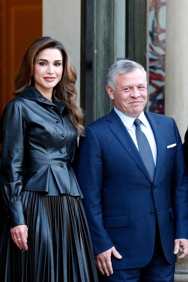   Королева Рания, несомненно, является одной из самых модных королевских особ в мире. Иорданская королева редко ошибается в выборе одежды или стиля. Но всегда ли она была такой стильной?-27