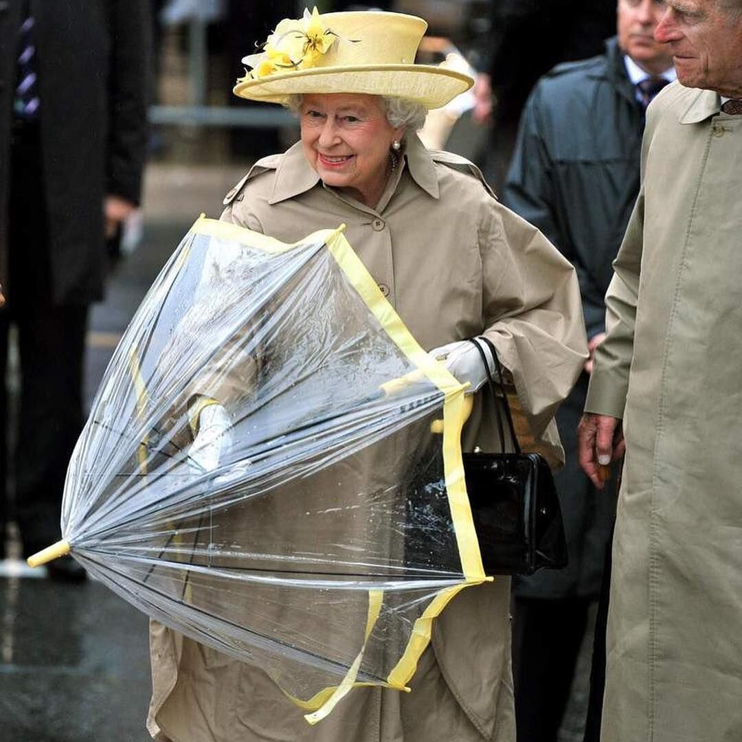  Королева Елизавета II и ее аксессуары. Какие ассоциации? Первое – черные сумочки, второе – белые перчатки, третье – прозрачные зонтики с цветной полосой.-5