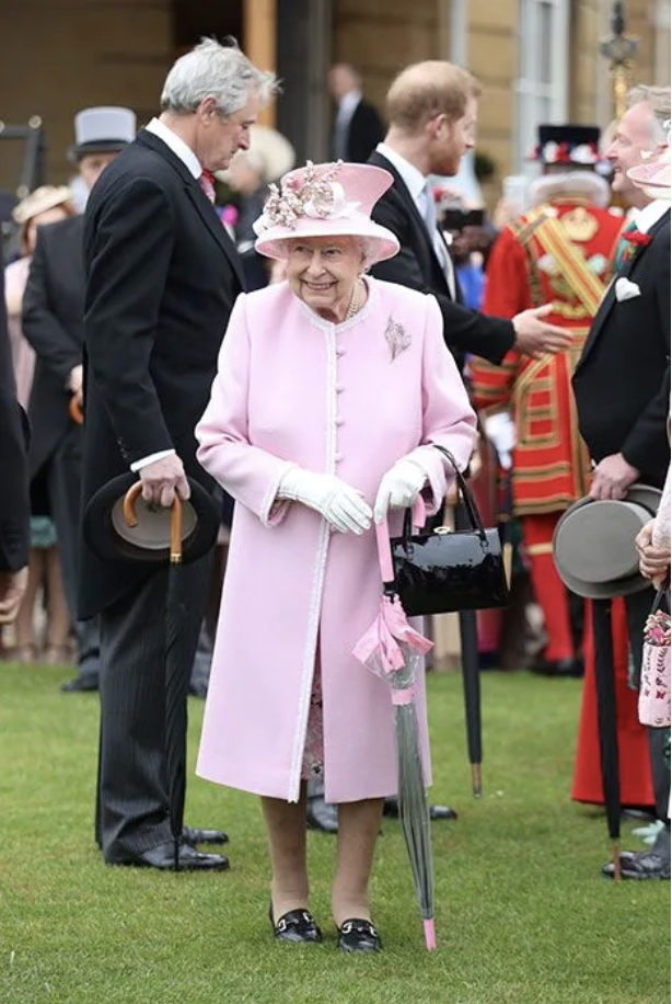  Королева Елизавета II и ее аксессуары. Какие ассоциации? Первое – черные сумочки, второе – белые перчатки, третье – прозрачные зонтики с цветной полосой.-6