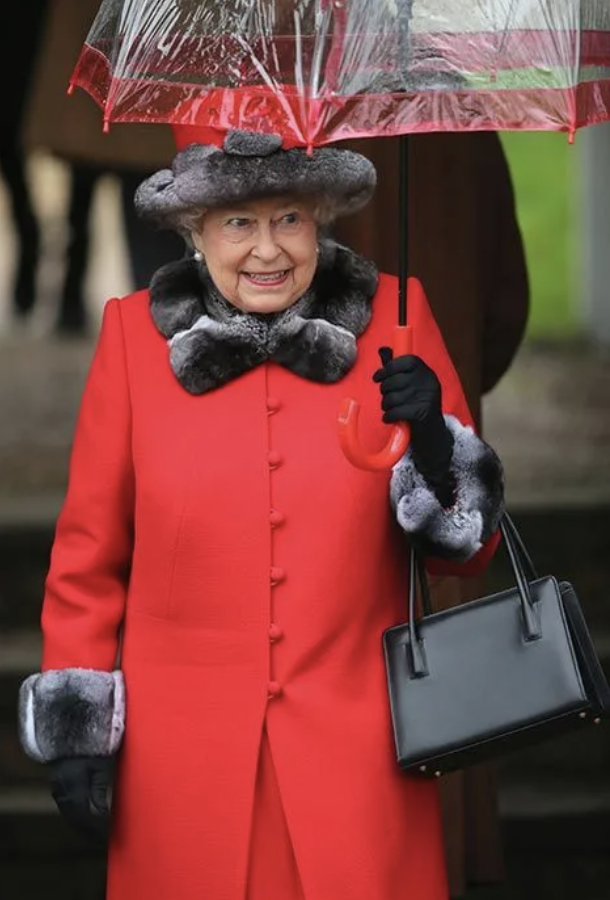  Королева Елизавета II и ее аксессуары. Какие ассоциации? Первое – черные сумочки, второе – белые перчатки, третье – прозрачные зонтики с цветной полосой.-8