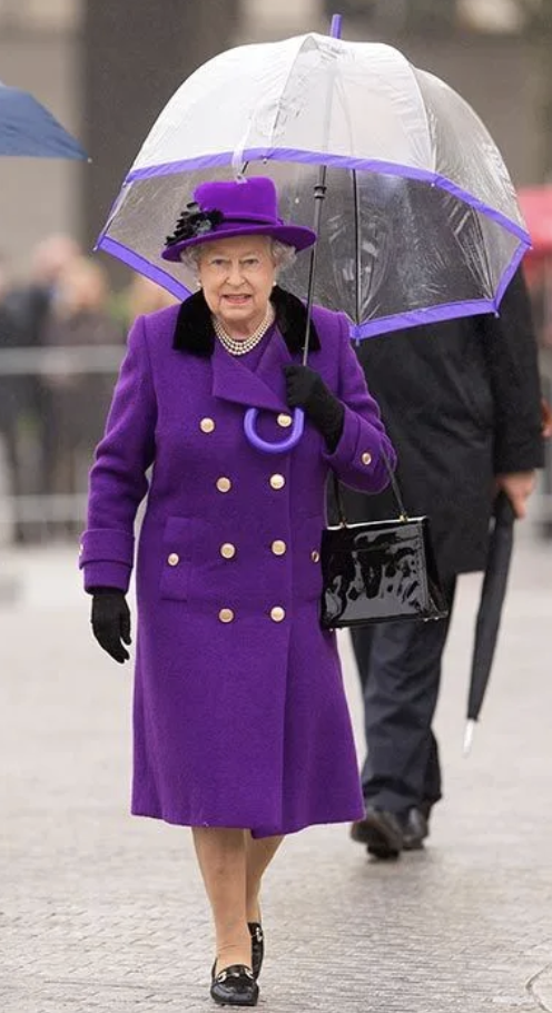  Королева Елизавета II и ее аксессуары. Какие ассоциации? Первое – черные сумочки, второе – белые перчатки, третье – прозрачные зонтики с цветной полосой.-9