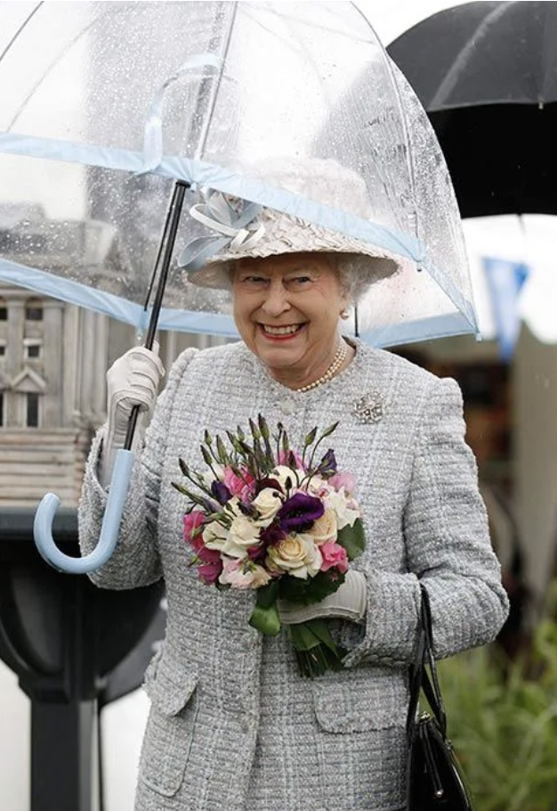  Королева Елизавета II и ее аксессуары. Какие ассоциации? Первое – черные сумочки, второе – белые перчатки, третье – прозрачные зонтики с цветной полосой.-10