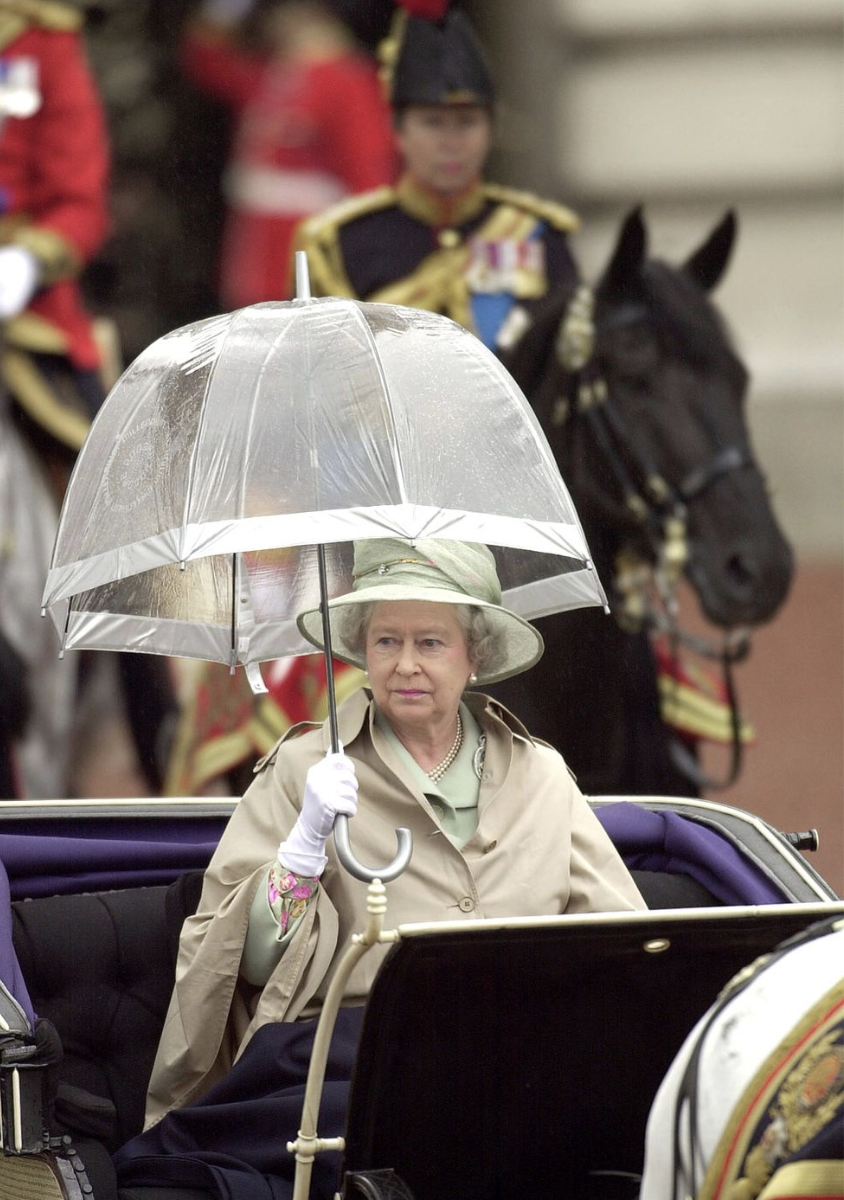  Королева Елизавета II и ее аксессуары. Какие ассоциации? Первое – черные сумочки, второе – белые перчатки, третье – прозрачные зонтики с цветной полосой.-12