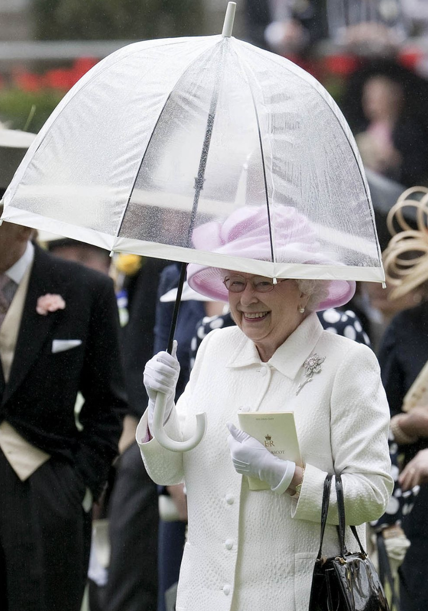  Королева Елизавета II и ее аксессуары. Какие ассоциации? Первое – черные сумочки, второе – белые перчатки, третье – прозрачные зонтики с цветной полосой.-13