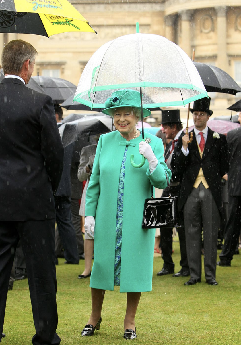 Королева Елизавета II и ее аксессуары. Какие ассоциации? Первое – черные сумочки, второе – белые перчатки, третье – прозрачные зонтики с цветной полосой.-15