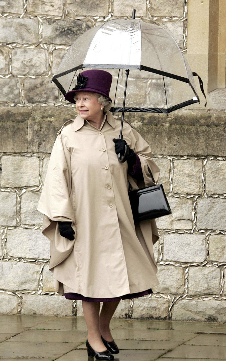  Королева Елизавета II и ее аксессуары. Какие ассоциации? Первое – черные сумочки, второе – белые перчатки, третье – прозрачные зонтики с цветной полосой.-18