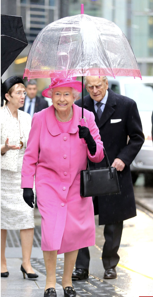  Королева Елизавета II и ее аксессуары. Какие ассоциации? Первое – черные сумочки, второе – белые перчатки, третье – прозрачные зонтики с цветной полосой.-22