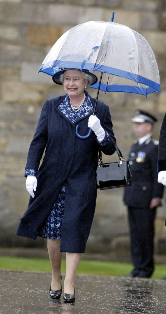  Королева Елизавета II и ее аксессуары. Какие ассоциации? Первое – черные сумочки, второе – белые перчатки, третье – прозрачные зонтики с цветной полосой.-26