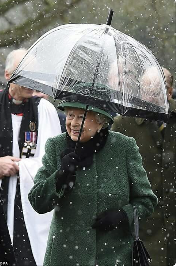  Королева Елизавета II и ее аксессуары. Какие ассоциации? Первое – черные сумочки, второе – белые перчатки, третье – прозрачные зонтики с цветной полосой.-27
