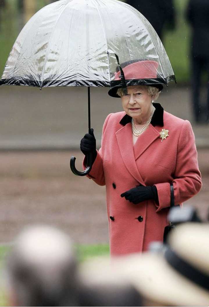  Королева Елизавета II и ее аксессуары. Какие ассоциации? Первое – черные сумочки, второе – белые перчатки, третье – прозрачные зонтики с цветной полосой.-28