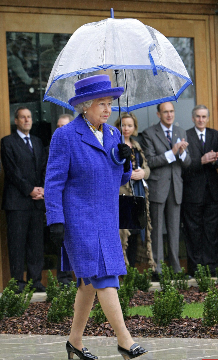  Королева Елизавета II и ее аксессуары. Какие ассоциации? Первое – черные сумочки, второе – белые перчатки, третье – прозрачные зонтики с цветной полосой.-29