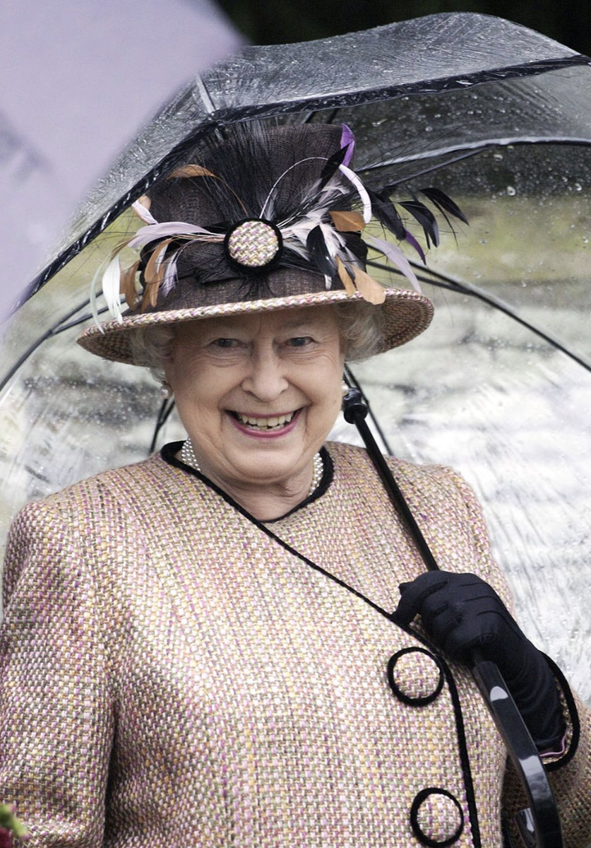  Королева Елизавета II и ее аксессуары. Какие ассоциации? Первое – черные сумочки, второе – белые перчатки, третье – прозрачные зонтики с цветной полосой.-30