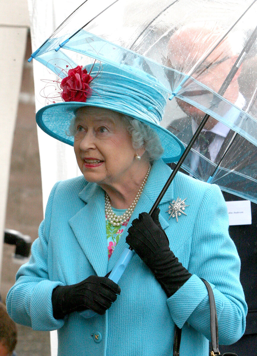 Королева Елизавета II и ее аксессуары. Какие ассоциации? Первое – черные сумочки, второе – белые перчатки, третье – прозрачные зонтики с цветной полосой.-31