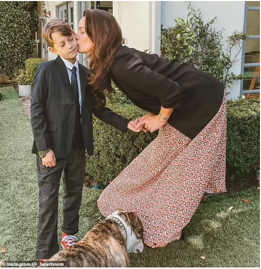 Судьба остальных 47 банок клубничного джема (по виду больше похож не на джем, а на закуску-хреновину, причем не самую удачную) из лимитированной коллекции Меган Маркл и её нового бренда American...-6 Судьба остальных 47 банок клубничного джема (по виду больше похож не на джем, а на закуску-хреновину, причем не самую удачную) из лимитированной коллекции Меган Маркл и её нового бренда American...-6