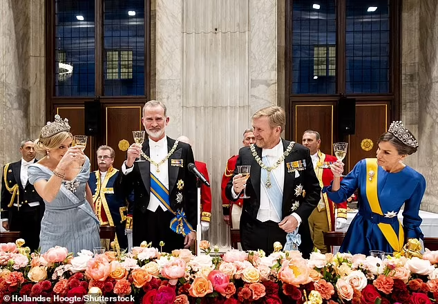 Вчера, 17 апреля, в Нидерландах состоялся государственный ужин в честь визита испанских короля Филиппа и королевы Летиции.-7
