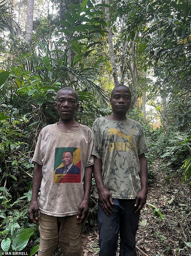 Бернард Минго (слева) и Виктор Майанга заявили, что их избивали и надевали наручники рейнджеры африканских парков на севере Республики Конго. 