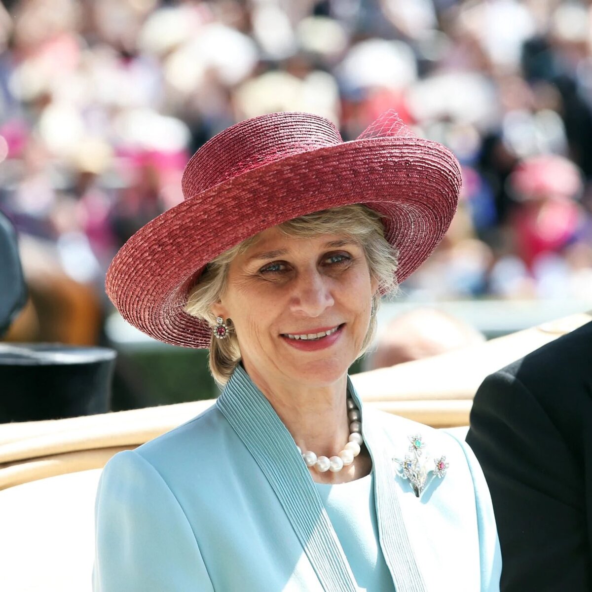 В день святого Георгия, принцесса Уэльская получила уникальную награду от короля в знак признания ее государственной службы. Она была назначена королевской компаньонкой ордена Почетных товарищей.-4