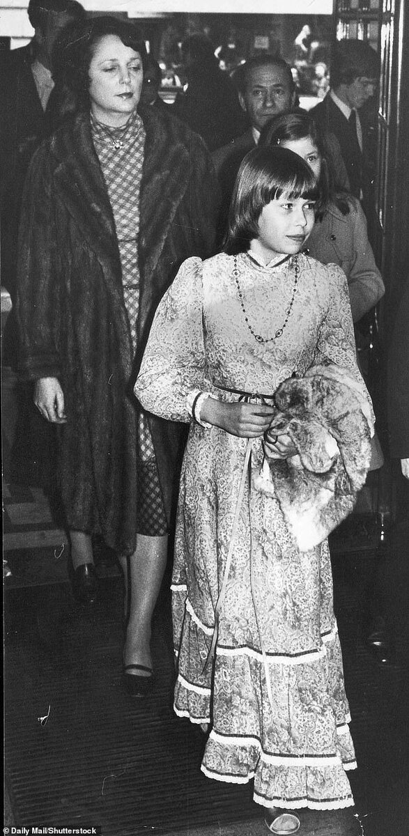 Леди Сара Армстронг-Джонс прибыла на спектакль Золушка, 1976 год