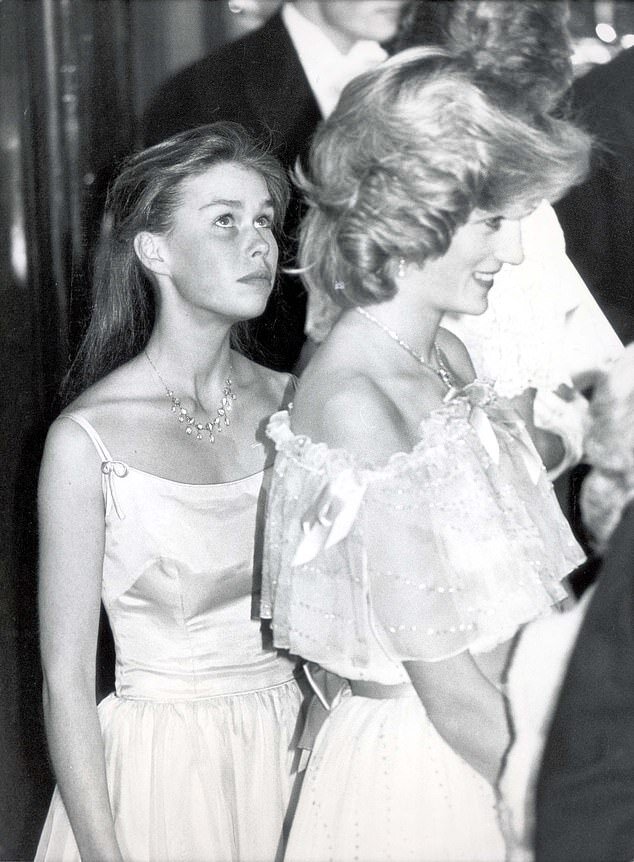 Леди Сара сопровождает принцессу Диану на представление Королевской эстрады в театре Виктория Палас, 1984 год