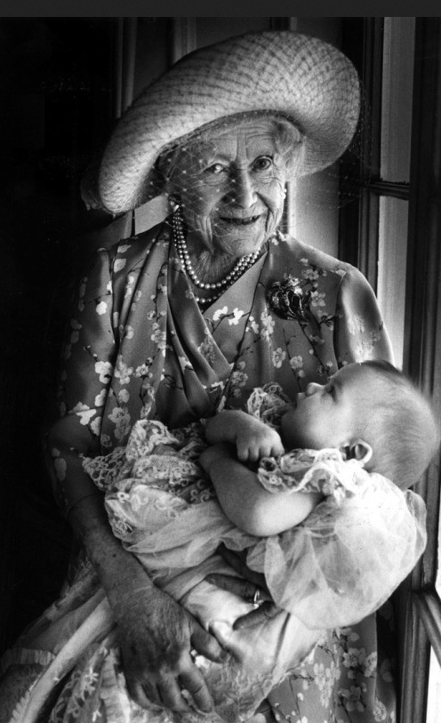 Королева-мать со своим правнуком Артуром Чатто, август 1999