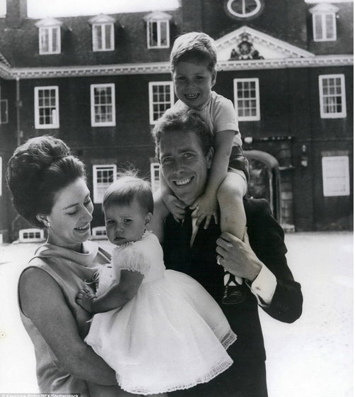 Леди Сара Армстронг-Джонс родилась в Кенсингтонском дворце 1 мая 1964 года. В тот момент она была седьмой в линии наследования.-10