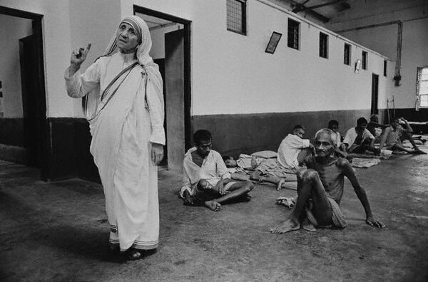 http://motherteresa.ru/upload/tmp/mother-teresa-visiting-patients-at-home-for-the-dying-1976-5.jpg