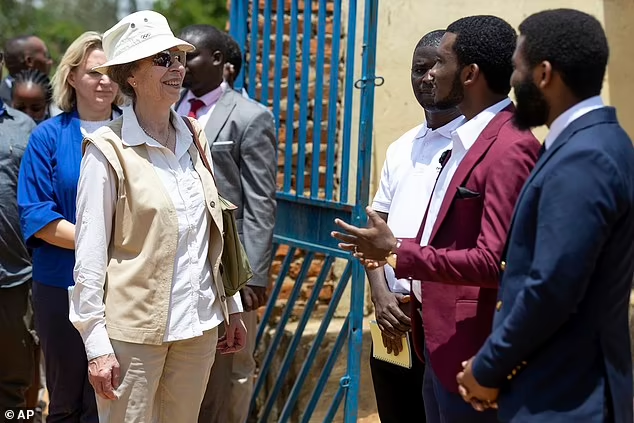 Принцесса Анна посетила Уганду, планы изменились из-за трагедии