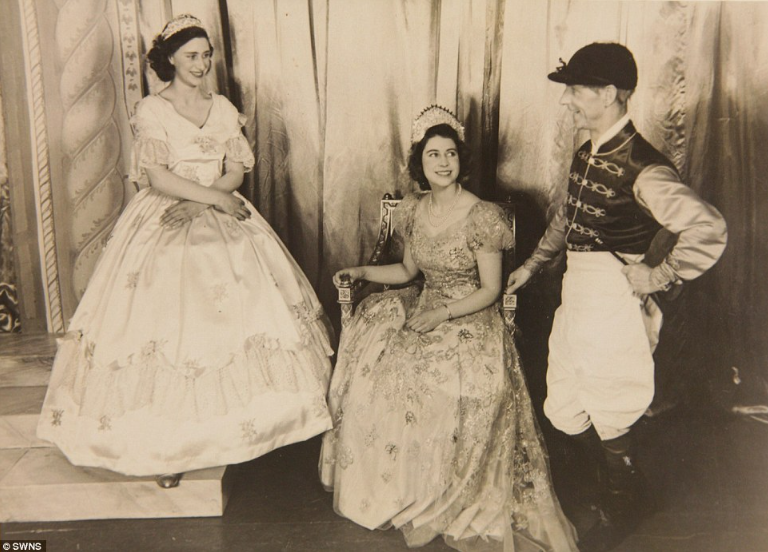 Елизавета, Маргарет и Хьюберт Таннар, 1944 год «Красные сапоги старой матери»