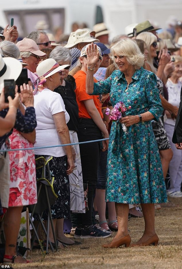 Принц Чарльз и герцогиня Корнуольская посетили цветочную выставку в Норфолке. Публика очень тепло приветствовала Камиллу