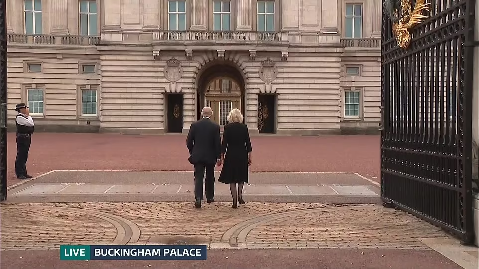 Король Карл III и Камилла пообщались с народом возле Букингемского дворца